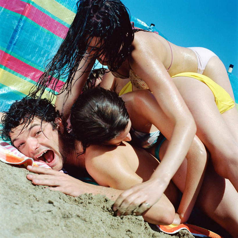 西方人,三个人,伙伴,朋友,栏杆,笑,微笑,露齿笑,方图,室外,白天,侧面,泳装,比基尼,友谊,沙滩,欧洲,欧洲人,阴影,光线,沙子,影子,海岸,围栏,沙地,注视,护栏,蓝色,蓝天,天空,阳光,天,观察,看,趴着,晴朗,观看,摔倒,察看,关注,跌倒,万里无云,友情,男人,男性,年轻男性,年轻女性,女人,女性,白种人,海滩,晴空,晴空万里,趴,半身,彩图,三点式,泳衣