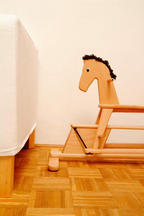 无人,竖图,室内,白天,正面,游戏,快乐,安全,床,地板,玩具,墙,地面,玩,娱乐,木地板,墙壁,墙面,一个,白色,休闲,舒服,单人床,单个,婴儿用品,活动,婴儿床,保护,舒适,发泄,消遣,智力,木马,宣泄,玩耍,嬉戏,彩图