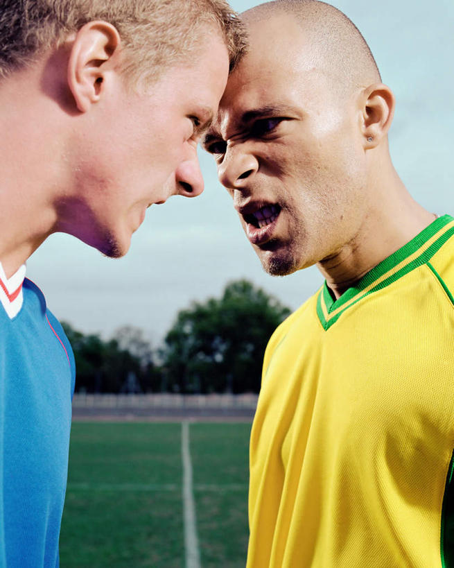 西方人,脸,头,脸颊,两个人,运动员,足球场,站,竖图,室外,特写,白天,侧面,运动服,比赛,草地,草坪,植物,欧洲,欧洲人,服装,朦胧,模糊,注视,肩膀,草,树,树木,衣服,蓝色,绿色,蓝天,天空,自然,天,观察,看,靠,靠着,站着,张嘴,服饰,生长,晴朗,成长,观看,察看,衣着,穿着,关注,绿茵场,张大嘴巴,万里无云,衣饰,竞赛,男人,男性,年轻男性,白种人,头部,脸部,脸蛋,面部,晴空,晴空万里,张开嘴,体育运动员,运动选手,站立,半身,彩图,足球比赛场地,运动装