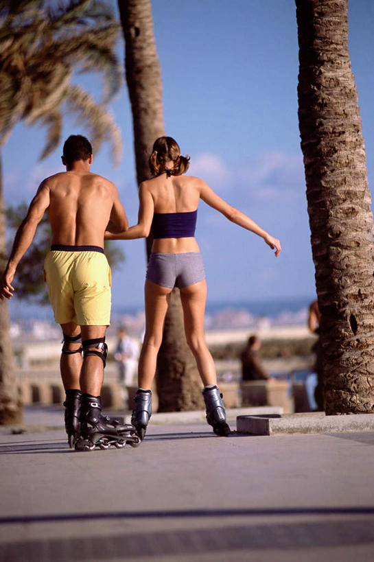 西方人,肌肉,健壮,两个人,站,握手,竖图,室外,白天,运动服,爱情,锻炼,旅游,度假,运动,滚轴溜冰,植物,道路,路,棕榈树,叶子,欧洲,欧洲人,阴影,服装,光线,影子,小路,绿叶,交通,浪漫,注视,娱乐,裸露,树,树木,背面,衣服,蓝色,绿色,蓝天,天空,阳光,自然,天,观察,看,站着,享受,休闲,健康,温暖,温馨,嫩叶,恩爱,放松,活力,力量,恋人,服饰,生长,晴朗,成长,观看,青春,和睦,察看,强壮,衣着,穿着,关注,室外运动,裸,户外运动,棕榈叶,万里无云,衣饰,滑旱冰,轮滑运动,轮滑,男人,男性,年轻男性,年轻女性,女人,女性,白种人,情侣,叶,叶片,晴空,晴空万里,搀手,拉手,手搀手,手拉手,手牵手,手握手,站立,彩图,全身,健身,伴侣,融洽,运动装