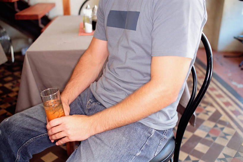 果汁,西方人,一个人,坐,横图,室内,白天,正面,餐桌,地毯,桌子,杯子,欧洲,欧洲人,仅一个男性,仅一个人,握,阴影,服装,装饰,编织,反射,布料,影子,手工艺品,织物,饮品,布纹,休闲装,玻璃制品,桌布,饮料,仅一个年轻男性,衣服,餐巾,水杯,工艺品,台布,休闲,休闲服,握着,服饰,餐台,华丽,修饰,点缀,可口,衬托,美观,雅致,雅观,适口,男人,男性,年轻男性,白种人,玻璃杯,坐着,半身,彩图