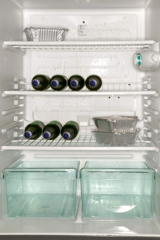 无人,竖图,室内,特写,白天,正面,静物,一排,许多,阴影,整齐,反射,电器,影子,冰箱,置物架,冷冻,冷柜,架子,玻璃制品,排列,玻璃瓶,瓶子,容器,冷藏柜,冷藏,储藏,家电,家用电器,储存,队列,陈列架,保鲜,搁架,彩图,贮存