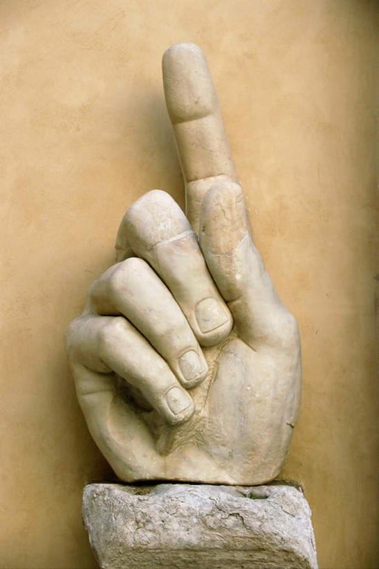 西方人,一个人,无人,竖图,室外,白天,正面,旅游,度假,名胜古迹,标志建筑,地标,建筑,雕塑,意大利,欧洲,欧洲人,仅一个男性,仅一个人,仅一个中年男性,指,遗迹,艺术,装饰,雕刻,雕像,方向,古迹,文物,娱乐,建设,古建筑,石雕,工艺品,手势,享受,休闲,旅游胜地,放松,纪念,美术,指向,食指,拉齐奥,南欧,主题,陈列,古文明,意大利共和国,功能,美学,拉齐奥大区,罗马皇帝,君士坦丁二世,男人,男性,中年男性,白种人,半身,彩图