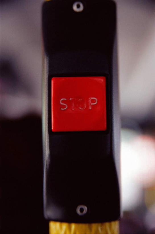 无人,竖图,室外,特写,白天,正面,零件,电路,静物,关闭,阴影,朦胧,模糊,反射,影子,警告,开关,红色,按钮,打开,警示,禁止,提醒,开启,提示,限制,闭合,危险,彩图
