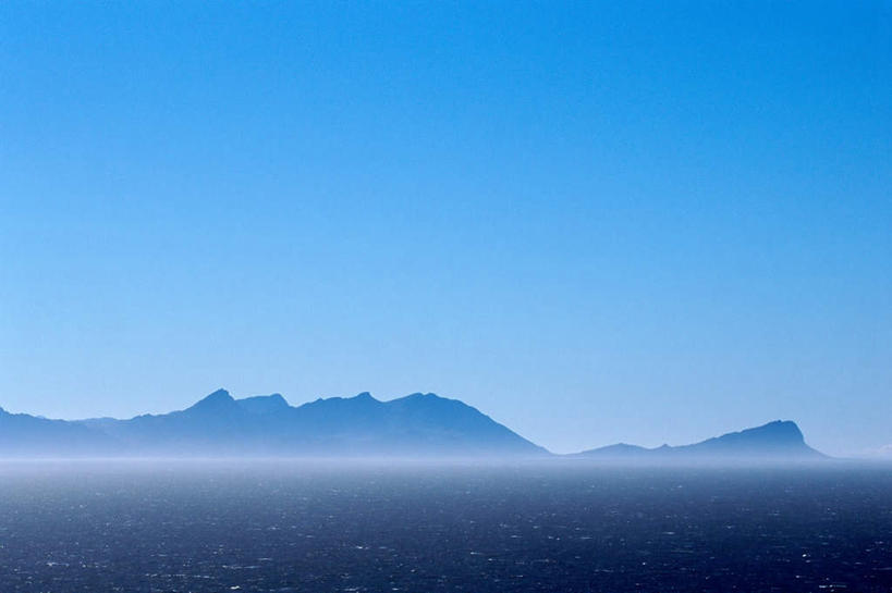 无人,横图,室外,白天,正面,旅游,度假,海浪,海洋,美景,山,山脉,非洲,南非,阴影,光线,影子,景观,浪花,山峰,山峦,首都,娱乐,蓝色,蓝天,天空,阳光,自然,海水,群山,天,享受,休闲,景色,放松,晴朗,自然风光,海景,万里无云,开普敦,省会,阿非利加洲,立法首都,南非共和国,西开普省,福尔斯湾,大海,风浪,海,海水的波动,近岸浪,涌浪,晴空,晴空万里,彩图
