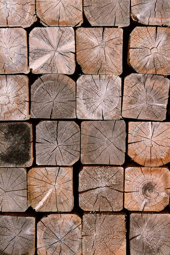 无人,工厂,竖图,室外,白天,正面,建材,一堆,许多,阴影,堆叠,堆积,光线,木材,影子,木柴,阳光,建筑工地,木料,堆,建筑材料,地盘,建筑地盘,施工地盘,彩图,工地,制造厂