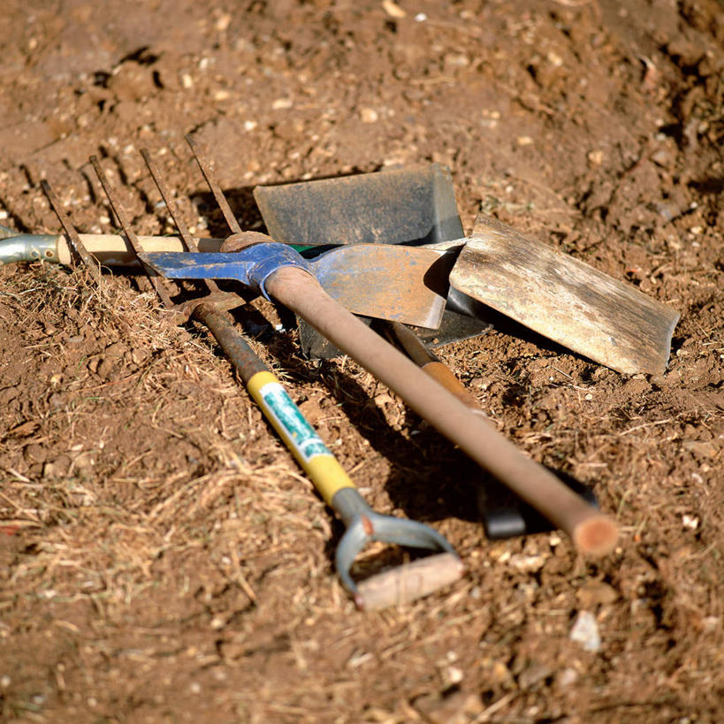 无人,方图,俯视,室外,特写,白天,金属制品,阴影,朦胧,模糊,光线,金属,铲子,工具,影子,泥土,土壤,阳光,建筑工地,斧头,斧子,地盘,建筑地盘,施工地盘,彩图,高角度拍摄,工地