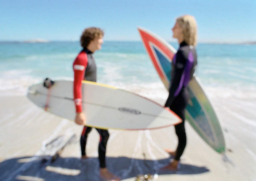 西方人,两个人,伙伴,朋友,站,横图,室外,白天,侧面,友谊,海浪,海洋,沙滩,欧洲,欧洲人,冲浪板,沙子,海岸,浪花,水平线,辽阔,海平线,沙地,注视,穿,相视,蓝色,蓝天,天空,海水,天,观察,看,站着,广阔,面对面,潜水服,晴朗,观看,对视,一望无际,察看,夹着,穿着,关注,相对,海景,万里无云,相看,无边无际,一马平川,友情,男人,男性,年轻男性,白种人,大海,风浪,海,海水的波动,海滩,近岸浪,涌浪,晴空,晴空万里,站立,彩图,全身,水天相接,水天一线