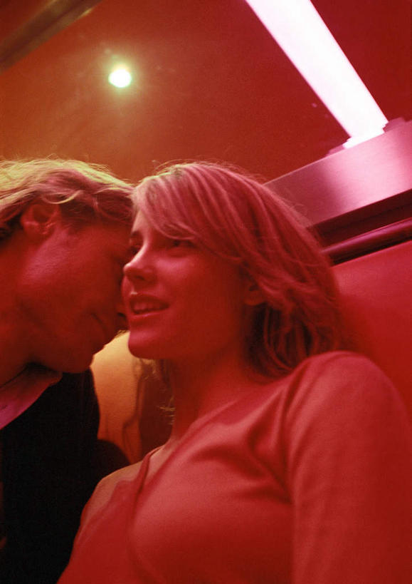 西方人,两个人,夫妻,酒吧,坐,笑,微笑,露齿笑,竖图,室内,白天,正面,爱情,吧台,椅子,欧洲,欧洲人,灯光,浪漫,注视,灯,红色,灯具,观察,看,恩爱,恋人,观看,靠近,察看,照明设备,关注,男人,男性,年轻男性,年轻女性,女人,女性,白种人,情侣,坐着,半身,彩图,酒吧间,酒馆,伴侣