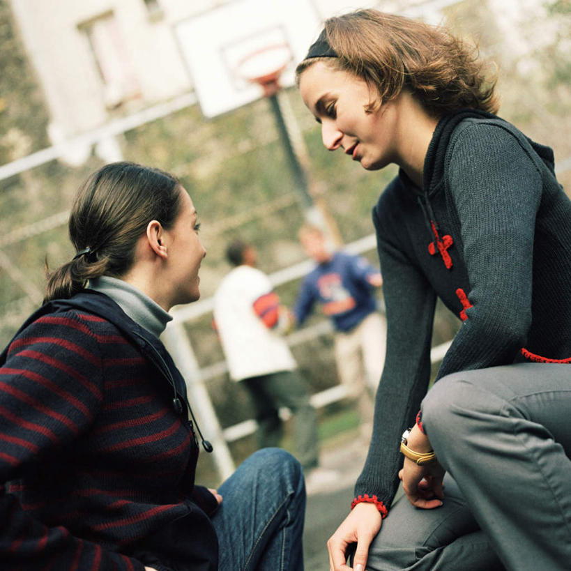 西方人,四个人,伙伴,朋友,栏杆,站,蹲,笑,微笑,露齿笑,方图,室外,白天,正面,友谊,欧洲,欧洲人,朦胧,模糊,篮球框,栅栏,篱笆,篮球场,围栏,注视,护栏,观察,看,站着,篮球网,观看,察看,关注,篮球板,友情,男人,男性,年轻男性,年轻女性,女人,女性,白种人,蹲着,站立,彩图,全身