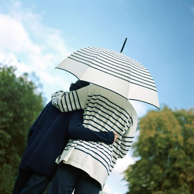 西方人,两个人,夫妻,抱,方图,室外,白天,仰视,爱情,植物,欧洲,欧洲人,条纹,伞,云,云朵,浪漫,拿,云彩,拿着,树,树木,蓝色,绿色,白云,蓝天,天空,自然,天,恩爱,恋人,生长,晴朗,成长,抱着,搂着,男人,男性,年轻男性,年轻女性,女人,女性,白种人,情侣,晴空,搂,搂抱,半身,彩图,低角度拍摄,伴侣