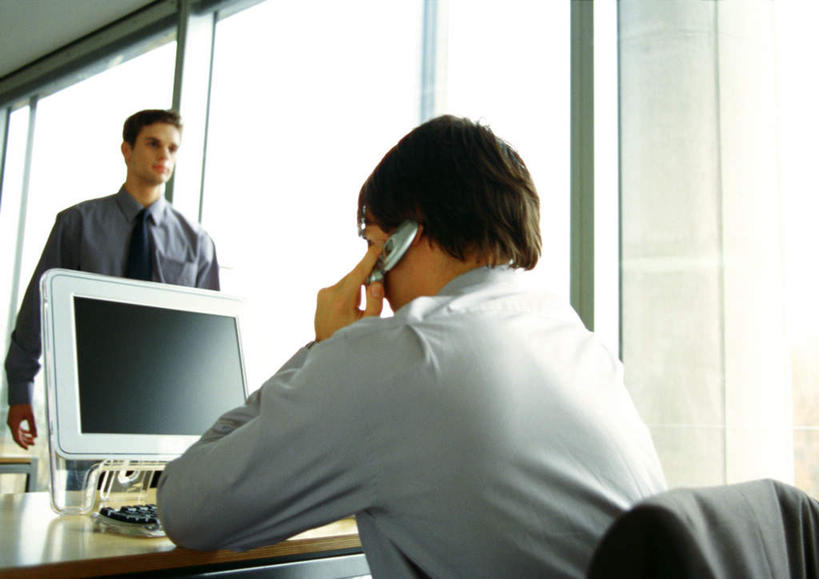 西方人,两个人,同事,办公室,站,坐,打电话,横图,室内,白天,仰视,电脑,显示器,鼠标,键盘,窗户,落地窗,桌子,电话,手机,椅子,欧洲,欧洲人,握,网络,办公桌,拿,拿着,注视,输入设备,通讯设备,玻璃窗,观察,看,站着,台式电脑,握着,观看,察看,关注,通信设备,输出设备,交流,男人,男性,年轻男性,白种人,沟通,通话,站立,坐着,半身,彩图,低角度拍摄