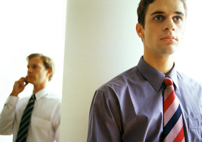 西方人,两个人,同事,办公室,站,打电话,横图,室内,白天,正面,窗户,落地窗,电话,手机,欧洲,欧洲人,握,拿,拿着,注视,通讯设备,玻璃窗,观察,看,站着,握着,观看,察看,关注,交流,男人,男性,年轻男性,白种人,沟通,通话,站立,半身,彩图