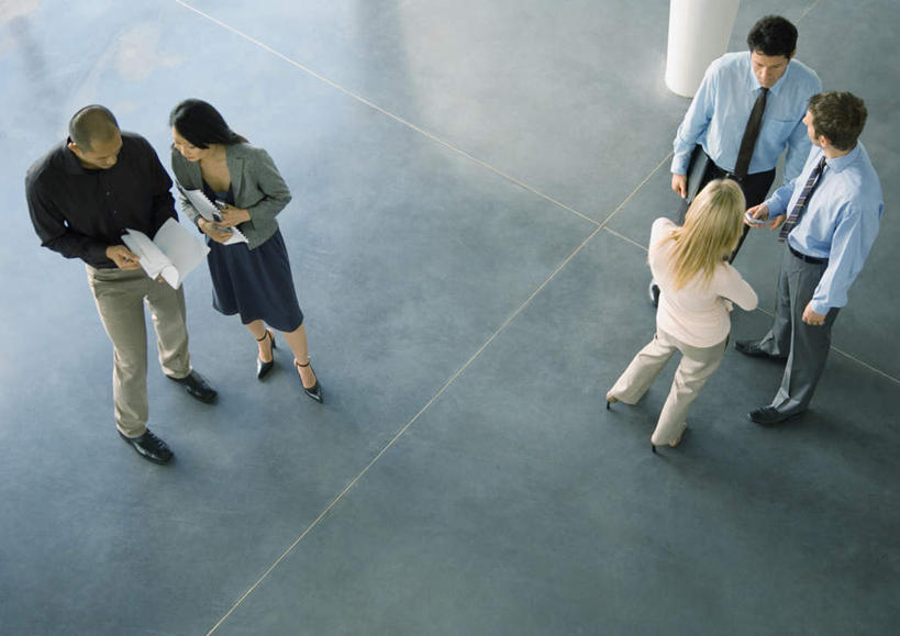 西方人,同事,商务人士,商务男性,商务女性,站,说,打电话,横图,俯视,室内,白天,衬衫,成功,合作,团队,集体,信心,标志建筑,地标,建筑,电话,手机,欧洲,欧洲人,握,套装,材料,档案,文件,建筑群,许多人,拿,拿着,注视,通讯设备,建设,队伍,资料,观察,看,站着,一群人,握着,观看,察看,领导,公司,成就,关注,文档,商务装,合伙,领袖,工薪阶层,交流,男人,男性,年轻男性,年轻女性,女人,女性,白种人,白领,上班族,沟通,讲话,交谈,说话,谈话,通话,站立,彩图,高角度拍摄,全身,衬衣