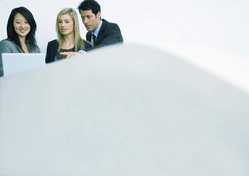 西方人,三个人,同事,商务人士,商务男性,商务女性,办公室,站,笑,微笑,露齿笑,横图,室内,白天,正面,衬衫,成功,合作,团队,集体,信心,电脑,笔记本电脑,桌子,欧洲,欧洲人,敲打,指,套装,网络,办公桌,注视,方向,输入,通讯设备,队伍,打字,观察,看,手势,站着,观看,点击,敲击,察看,无线,领导,指向,成就,关注,通信设备,商务装,无线网络,合伙,领袖,无线上网,便携式电脑,工薪阶层,按键,手提电脑,男人,男性,年轻男性,年轻女性,女人,女性,白种人,白领,上班族,站立,半身,彩图,衬衣