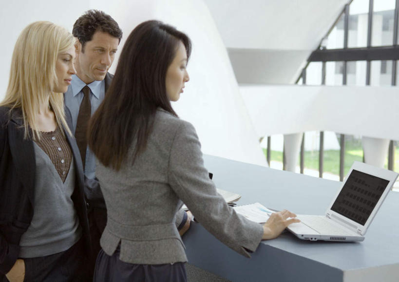 西方人,三个人,同事,商务人士,商务男性,商务女性,办公室,站,横图,室内,白天,正面,衬衫,成功,合作,团队,集体,信心,电脑,笔记本电脑,桌子,欧洲,欧洲人,敲打,套装,网络,材料,档案,文件,办公桌,注视,输入,通讯设备,队伍,资料,打字,观察,看,站着,观看,点击,察看,无线,领导,成就,关注,文档,通信设备,商务装,无线网络,合伙,领袖,无线上网,便携式电脑,工薪阶层,按键,手提电脑,男人,男性,年轻男性,年轻女性,女人,女性,白种人,白领,上班族,站立,半身,彩图,衬衣