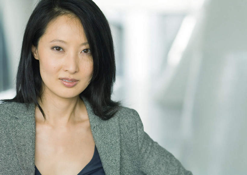 西方人,一个人,商务人士,商务女性,办公室,站,笑,微笑,露齿笑,横图,室内,特写,白天,正面,欧洲,欧洲人,仅一个年轻女性,仅一个女性,仅一个人,套装,注视,观察,看,站着,观看,察看,关注,商务装,工薪阶层,年轻女性,女人,女性,白种人,白领,上班族,站立,半身,彩图