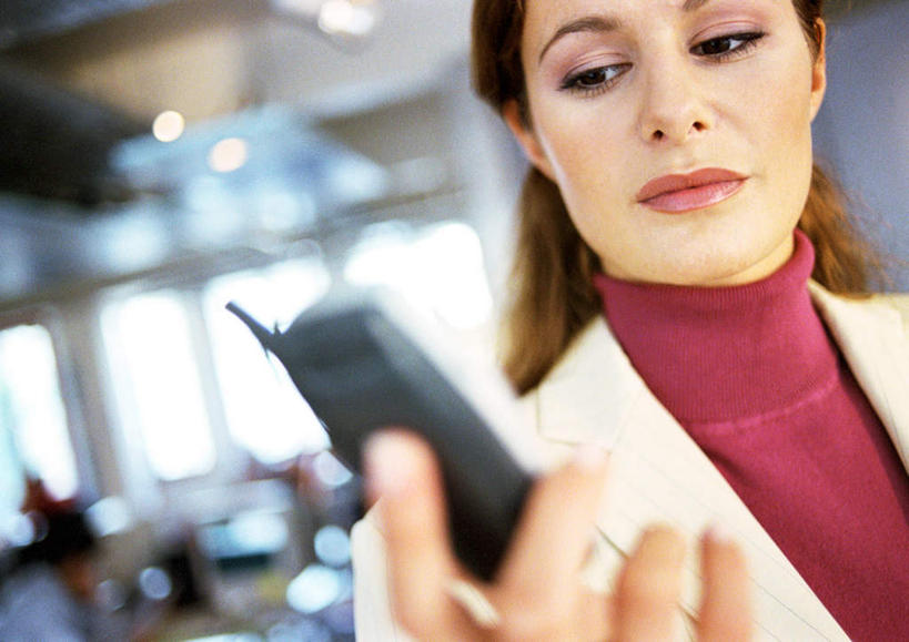 西方人,一个人,商务人士,商务女性,办公室,站,打电话,横图,室内,白天,正面,桌子,电话,手机,欧洲,欧洲人,仅一个年轻女性,仅一个女性,仅一个人,握,套装,朦胧,模糊,办公桌,拿,拿着,注视,通讯设备,观察,看,站着,握着,观看,察看,关注,商务装,工薪阶层,交流,年轻女性,女人,女性,白种人,白领,上班族,沟通,通话,站立,半身,彩图