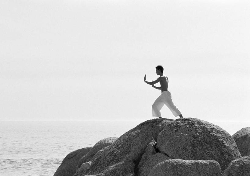 西方人,一个人,站,横图,室外,白天,侧面,锻炼,运动,武术,海浪,海洋,礁石,石头,欧洲,欧洲人,仅一个男性,仅一个人,石子,浪花,水平线,海平线,注视,仅一个年轻男性,天空,海水,天,观察,看,站着,太极拳,晴朗,观看,察看,太极,关注,海景,万里无云,体育,男人,男性,年轻男性,白种人,大海,风浪,海,海水的波动,礁,近岸浪,石块,岩石,涌浪,晴空,晴空万里,站立,彩图,全身,健身