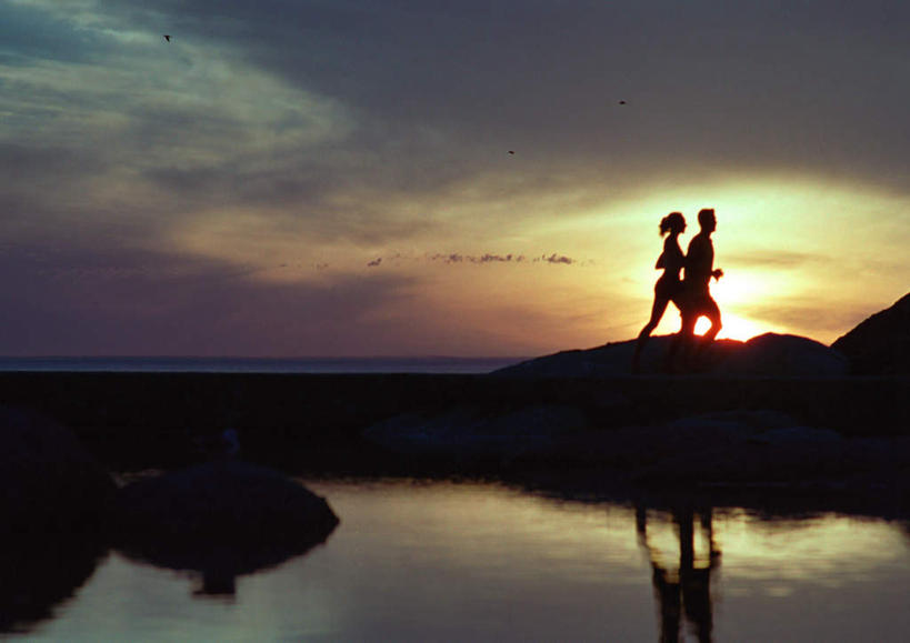 西方人,两个人,跑,横图,彩色,室外,白天,侧面,锻炼,运动,河流,日落,水,欧洲,欧洲人,河岸,河水,水流,晚霞,霞光,云,云朵,云彩,倒影,天空,黄昏,天,彩霞,晴朗,轮廓,体育,男人,男性,年轻男性,年轻女性,女人,女性,白种人,晴空,夕阳,跑步,彩图,全身,健身