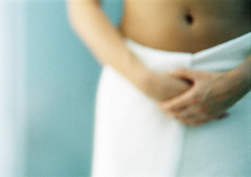 西方人,一个人,站,横图,室内,白天,正面,卫生间,浴室,欧洲,欧洲人,仅一个男性,仅一个人,浴巾,注视,裸露,仅一个年轻男性,观察,看,站着,观看,裹,察看,关注,裸,男人,男性,年轻男性,白种人,淋浴房,手握手,站立,半身,彩图,冲凉房,沐浴间,沐浴室