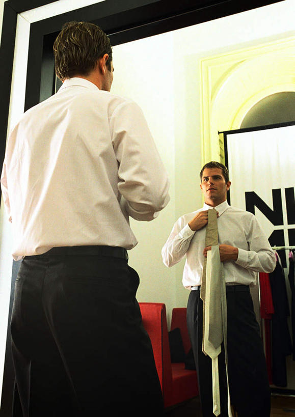 西方人,一个人,商务人士,商务男性,站,竖图,室内,白天,仰视,衬衫,镜子,卧室,欧洲,欧洲人,仅一个男性,仅一个人,许多,套装,反射,领带,拿,拿着,仅一个年轻男性,倒影,试穿,站着,镜像,镜面,商务装,工薪阶层,尝试,男人,男性,年轻男性,白种人,白领,上班族,半身,彩图,低角度拍摄,衬衣,睡房,卧房