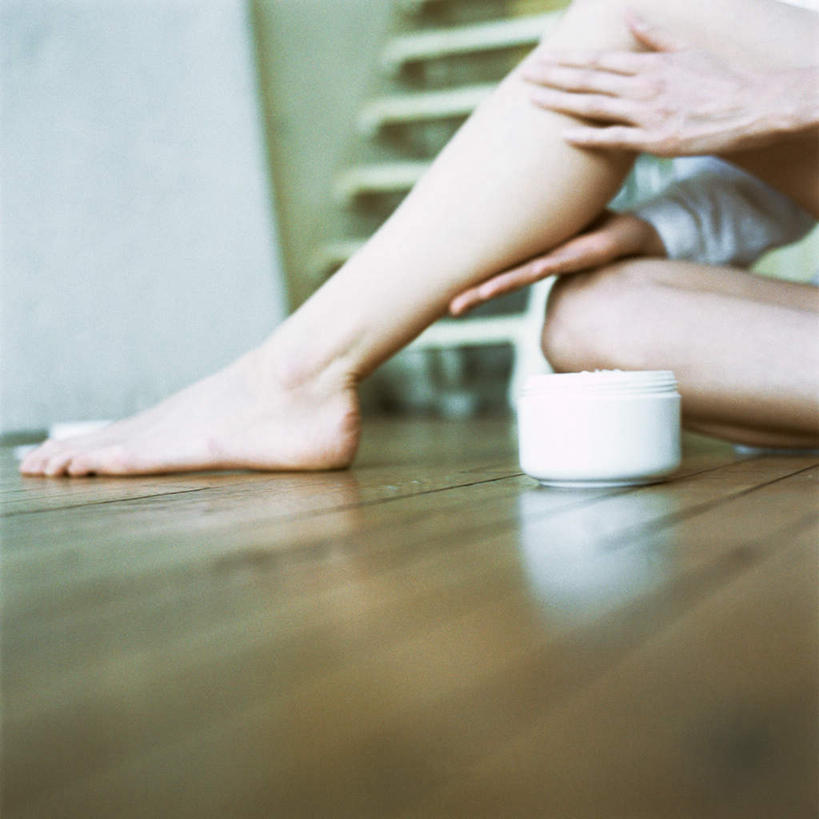 西方人,一个人,栏杆,坐,方图,室内,白天,侧面,地板,楼梯,卧室,欧洲,欧洲人,仅一个年轻女性,仅一个女性,仅一个人,擦,涂,扶手,阶梯,地面,注视,护栏,木地板,台阶,观察,看,保养,观看,察看,关注,护肤霜,年轻女性,女人,女性,白种人,坐着,半身,彩图,睡房,卧房