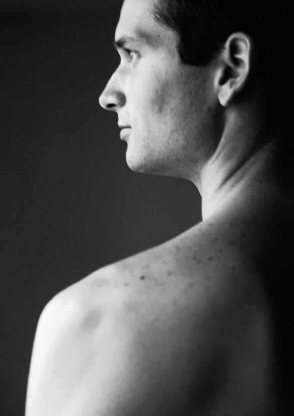 西方人,一个人,站,竖图,黑白,室内,白天,欧洲,欧洲人,仅一个男性,仅一个人,黑色背景,裸露,仅一个年轻男性,背面,站着,摄影,影棚,赤裸,裸,男人,男性,年轻男性,白种人,半身,影棚拍摄,拍摄