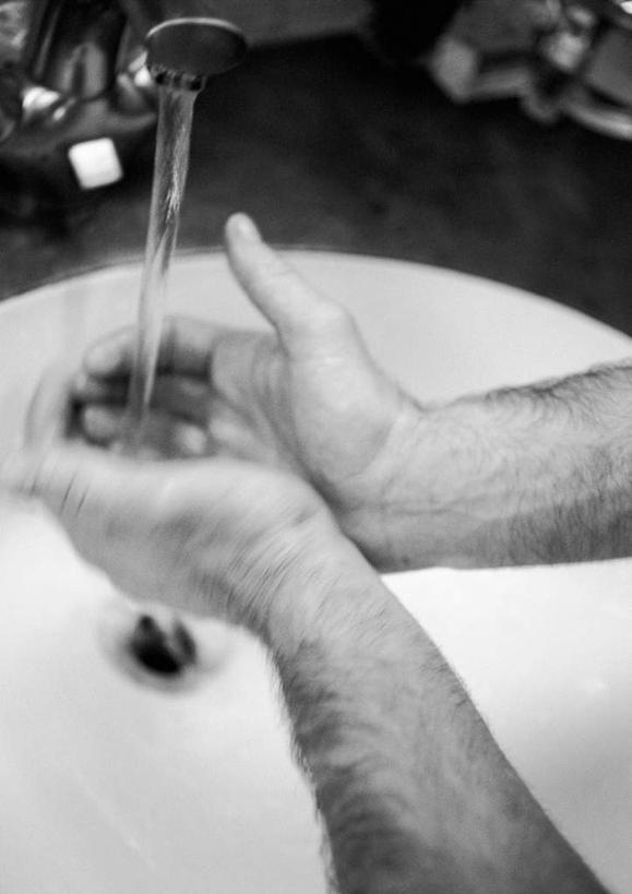 西方人,一个人,竖图,俯视,黑白,室内,白天,水,卫生间,浴室,欧洲,欧洲人,仅一个男性,仅一个人,水槽,水龙头,液体,洗手,仅一个年轻男性,流动,男人,男性,年轻男性,白种人,淋浴房,半身,高角度拍摄,冲凉房,沐浴间,沐浴室