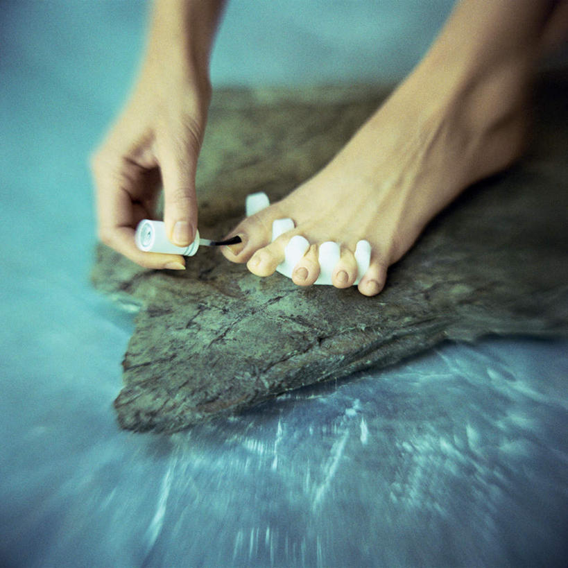 西方人,脚,脚趾,脚趾甲,一个人,方图,室内,特写,白天,正面,欧洲,欧洲人,仅一个女性,仅一个人,涂,树皮,拿,指甲油,拿着,一个,仅一个中年女性,单个,分趾器,脚趾隔离梳,女人,女性,中年女性,白种人,脚指甲,半身,彩图