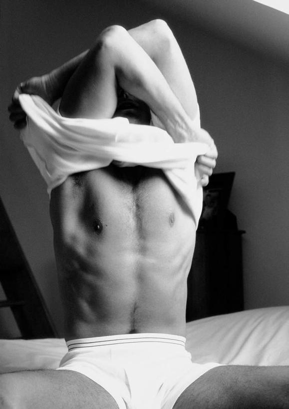 西方人,一个人,竖图,黑白,室内,白天,正面,床,柜子,楼梯,卧室,欧洲,欧洲人,仅一个男性,仅一个人,阶梯,床单,被子,台阶,仅一个年轻男性,一个,衣服,衣橱,脱,单人床,单个,被单,更衣橱,男人,男性,年轻男性,白种人,半身,睡房,卧房