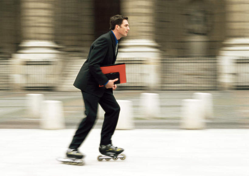 西方人,一个人,横图,室外,白天,侧面,标志建筑,地标,建筑,欧洲,欧洲人,仅一个男性,仅一个人,材料,档案,文件,建筑群,旱冰鞋,溜冰鞋,拿,拿着,建设,穿,仅一个年轻男性,资料,轮滑鞋,穿着,文档,溜冰,男人,男性,年轻男性,白种人,彩图,全身