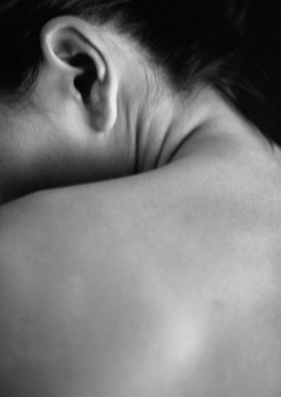 西方人,头,一个人,竖图,黑白,室内,特写,白天,欧洲,欧洲人,仅一个女性,仅一个人,背面,仅一个中年女性,肩部,女人,女性,中年女性,白种人,头部,半身