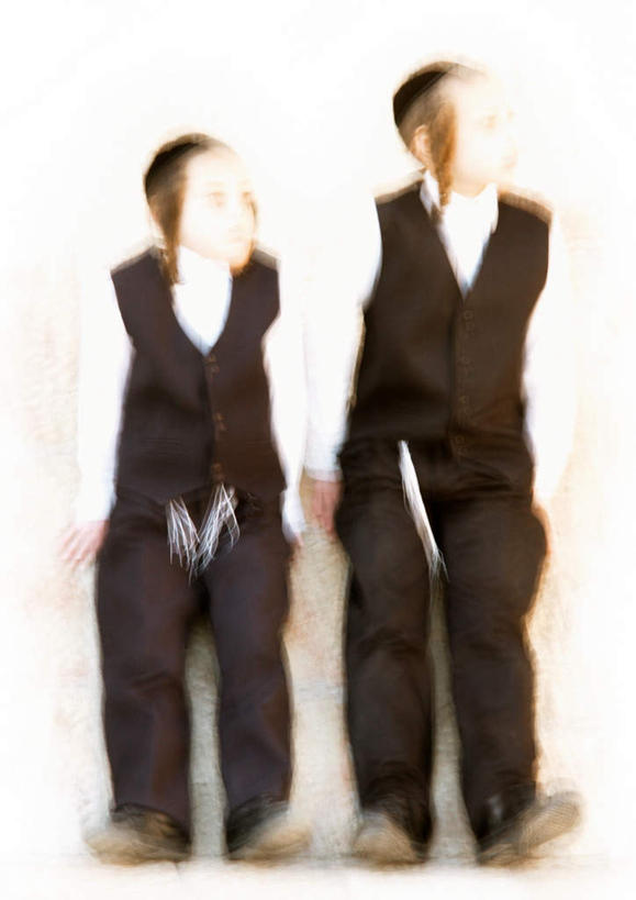 儿童,两个人,伙伴,朋友,坐,竖图,室外,白天,白色背景,正面,友谊,纯洁,以色列,亚洲,朦胧,模糊,注视,小孩,观察,看,可爱,童年,童趣,摄影,影棚,观看,察看,关注,西亚,童真,烂漫,无邪,以色列国,天真,友情,男孩,男人,男性,女孩,女人,女性,阿拉伯人,白种人,亚洲人,坐着,彩图,全身,影棚拍摄,拍摄,男生,女生