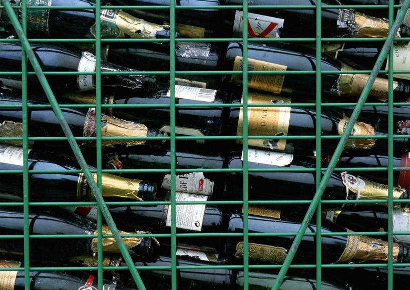 无人,栏杆,横图,室内,白天,正面,许多,标志,文字,栅栏,字符,字母,篱笆,围栏,红酒瓶,标识,护栏,玻璃制品,酒瓶,玻璃瓶,瓶子,放,放置,彩图