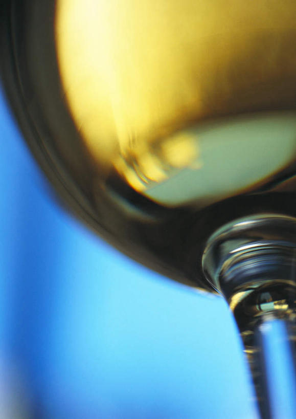 葡萄酒,无人,竖图,室内,特写,白天,仰视,杯子,朦胧,模糊,高脚杯,液体,红酒杯,白葡萄酒,一杯,玻璃制品,酒,饮料,黄色,酒杯,玻璃杯,彩图,低角度拍摄