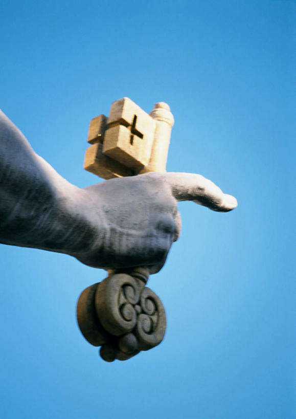 无人,竖图,室外,白天,仰视,雕塑,握,指,节日,艺术,装饰,雕刻,雕像,钥匙,拿,拿着,方向,文化,蓝色,蓝天,天空,工艺品,天,祈祷,手势,健康,握着,许愿,宗教,信仰,晴朗,纪念,祈求,美术,石膏像,指向,基督教,天主教,主题,陈列,万里无云,功能,美学,门徒,圣彼得,平安,晴空,晴空万里,彩图,低角度拍摄