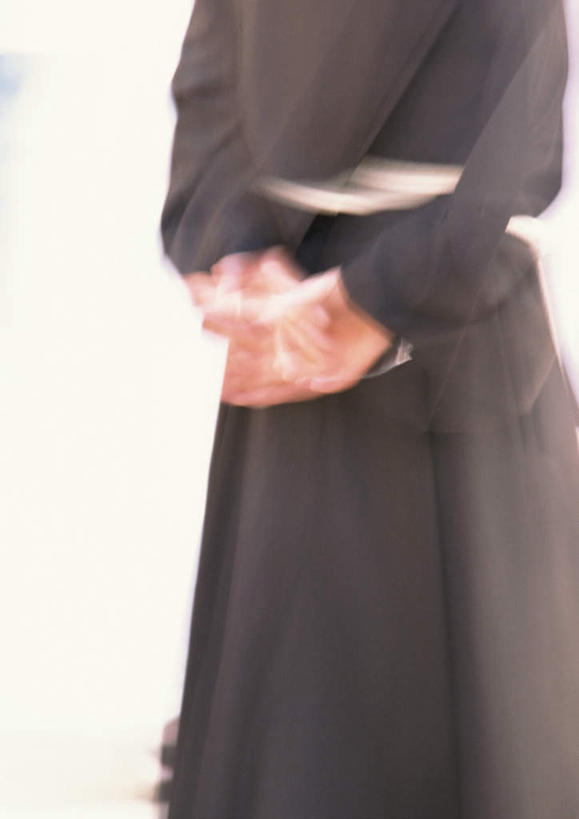 一个人,牧师,传教士,走,竖图,室外,白天,侧面,仅一个男性,仅一个人,握,服装,节日,文化,仅一个年轻男性,祈祷,健康,握着,许愿,宗教,信仰,纪念,祈求,基督教,天主教,平安,男人,男性,年轻男性,传道者,祭司,教士,神甫,神父,步行,散步,走路,半身,彩图,传统服装