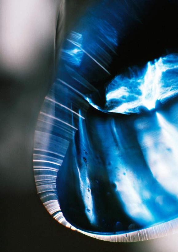 无人,竖图,室内,特写,白天,正面,抽象,运动,缠绕,光线,科学,曲线,螺旋,光,几何,速度,蓝色,一束,垂直,摄影,影棚,跟踪,环形,螺纹,视觉,物理,光学,物理学,幻觉,几何形状,自然科学,彩图,影棚拍摄,拍摄