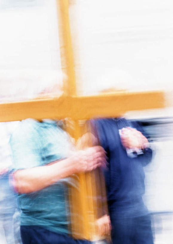 两个人,走,竖图,室内,白天,侧面,道路,路,公路,以色列,亚洲,握,节日,十字架,交通,拿,拿着,文化,扛,祈祷,健康,握着,许愿,宗教,信仰,纪念,祈求,基督教,天主教,西亚,刑具,以色列国,死刑,扛在肩上,平安,老年男性,男人,男性,阿拉伯人,白种人,亚洲人,马路,步行,散步,走路,半身,彩图