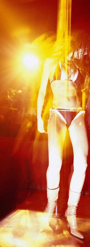 西方人,一个人,跳舞者,舞台,站,竖图,室内,白天,正面,跳舞,欧洲,欧洲人,仅一个年轻女性,仅一个女性,仅一个人,阴影,内衣,光线,影子,注视,观察,看,站着,观看,察看,关注,舞姿,年轻女性,女人,女性,白种人,舞蹈家,舞蹈演员,舞者,表演台,站立,彩图,全身,三点式,舞蹈