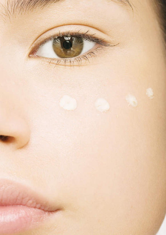 西方人,脸,脸颊,一个人,竖图,室内,特写,白天,白色背景,正面,化妆,美容,欧洲,欧洲人,仅一个年轻女性,仅一个女性,仅一个人,一排,护肤,涂,整齐,注视,排列,化妆品,观察,看,保养,享受,休闲,放松,保健,摄影,影棚,观看,粉底,察看,队列,关注,养颜,年轻女性,女人,女性,白种人,脸部,脸蛋,面部,半身,彩图,影棚拍摄,拍摄