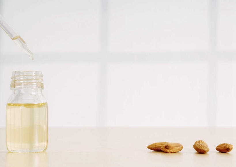 无人,横图,室内,特写,白天,白色背景,正面,水,桌子,杏仁,静物,许多,液体,玻璃制品,一个,玻璃瓶,瓶子,摄影,影棚,单个,吸液管,杏子,杏梅仁,杏核仁,木落子,苦杏仁,彩图,影棚拍摄,拍摄