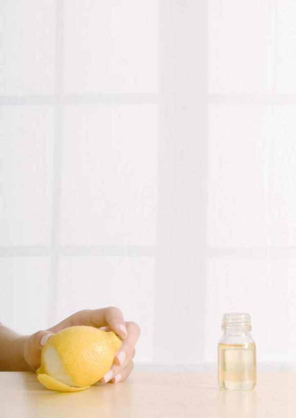 西方人,手,一个人,竖图,室内,特写,白天,白色背景,正面,水,桌子,柠檬,水果,欧洲,欧洲人,仅一个年轻女性,仅一个女性,仅一个人,握,新鲜,液体,生食,食品,果实,拿,拿着,玻璃制品,食物,一个,一只,玻璃瓶,精油,瓶子,削皮,手部,握着,摄影,有机食品,绿色食品,影棚,单个,年轻女性,女人,女性,白种人,益母果,柠果,半身,彩图,影棚拍摄,拍摄