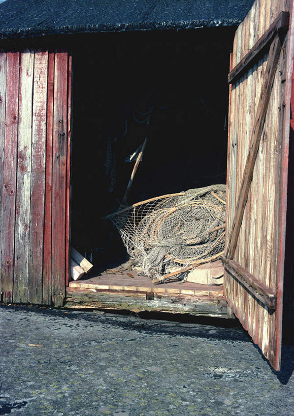 无人,竖图,室外,白天,正面,旅游,度假,美景,门,房屋,屋子,草屋,景观,娱乐,自然,门框,茅草屋,打开,享受,休闲,景色,放松,渔网,渔具,抓捕,自然风光,捕捞,鱼网,拉网,捕捞工具,一间,彩图,钓鱼,房子,茅舍,茅屋,小屋