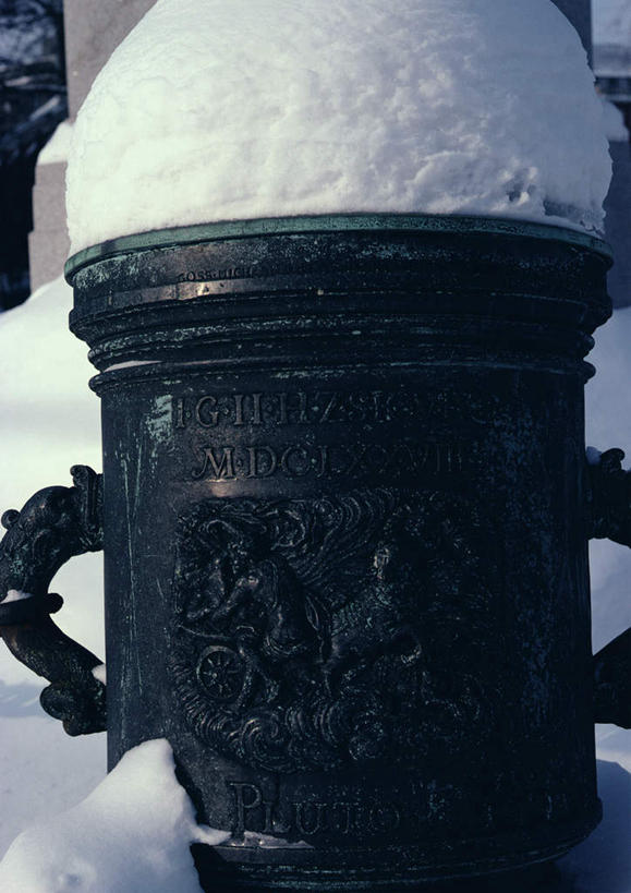 无人,竖图,室外,白天,正面,旅游,度假,美景,雪,大雪,金属制品,雕塑,一座,覆盖,艺术,装饰,雕刻,雕像,积雪,景观,雪景,冬天,娱乐,自然,工艺品,享受,休闲,景色,放松,纪念,美术,自然风光,主题,陈列,功能,美学,彩图