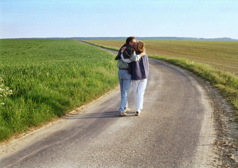 西方人,两个人,夫妻,农田,走,抱,横图,室外,白天,正面,爱情,庄稼,农作物,道路,路,欧洲,欧洲人,田野,小路,交通,浪漫,蓝色,蓝天,天空,天,恩爱,恋人,乡间小路,晴朗,抱着,搂着,万里无云,男人,男性,女人,女性,中年男性,中年女性,白种人,情侣,晴空,晴空万里,步行,怀抱,搂,搂抱,散步,相抱,拥抱,走路,彩图,全身,耕地,庄稼田,伴侣