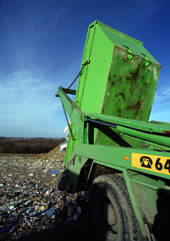 无人,竖图,室外,白天,正面,卡车,汽车,一堆,一辆,倒,堆叠,堆积,云,云朵,垃圾,云彩,车,蓝色,绿色,白云,蓝天,天空,交通工具,天,晴朗,堆,垃圾场,垃圾车,晴空,彩图