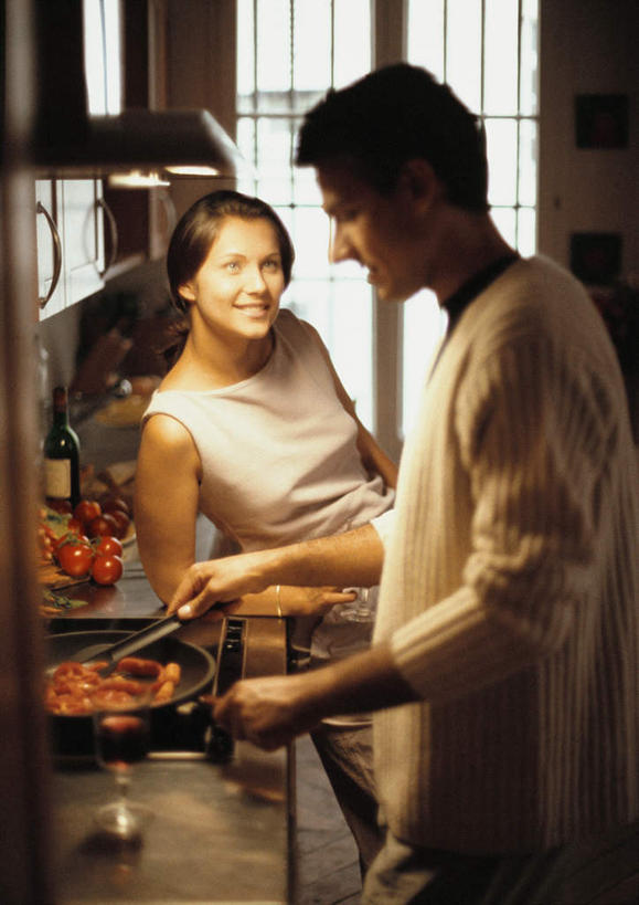 西方人,两个人,夫妻,站,笑,说,微笑,露齿笑,竖图,室内,白天,正面,爱情,厨房,窗户,西红柿,杯子,欧洲,欧洲人,许多,撑,握,铲子,高脚杯,平底锅,灯光,红酒杯,浪漫,拿,锅铲,红酒瓶,拿着,吊灯,玻璃窗,玻璃制品,灯,酒,酒瓶,一个,玻璃瓶,酒杯,瓶子,灯具,站着,恩爱,握着,恋人,单个,锅具,撑着,照明设备,交流,男人,男性,年轻男性,年轻女性,女人,女性,白种人,情侣,玻璃杯,番茄,沟通,讲话,交谈,说话,谈话,站立,半身,彩图,灶间,伴侣