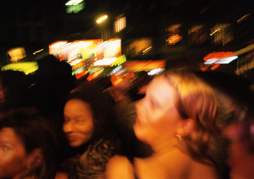 西方人,横图,彩色,室外,夜晚,正面,道路,街道,路,霓虹灯,公路,欧洲,欧洲人,朦胧,模糊,广告牌,灯光,七彩,交通,许多人,光源,霓虹,招牌,灯,一群人,照明设备,男人,男性,年轻男性,年轻女性,女人,女性,白种人,马路,半身,彩图